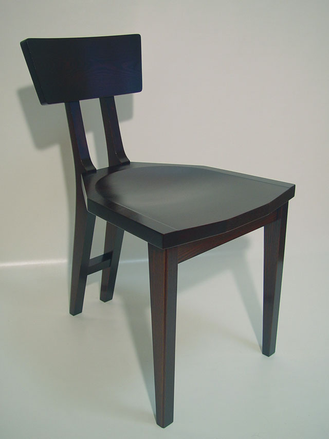 拭き漆で仕上げた木の椅子