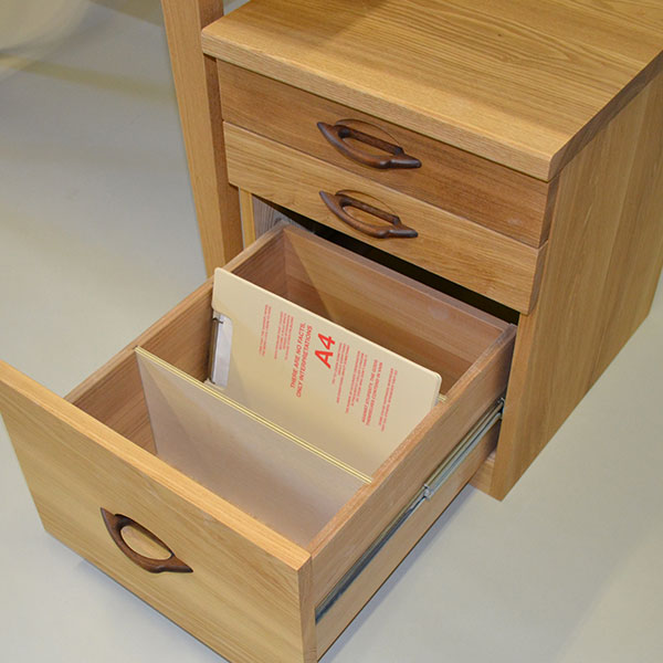 ���C�̔��^�f�X�N�@���^�p�\�R���f�X�N