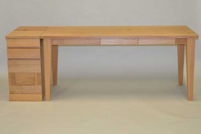 �ӓ��̑傫�ȃf�X�N�ƃ��S��