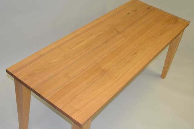 �ӓ��̑傫�ȃf�X�N�ƃ��S��