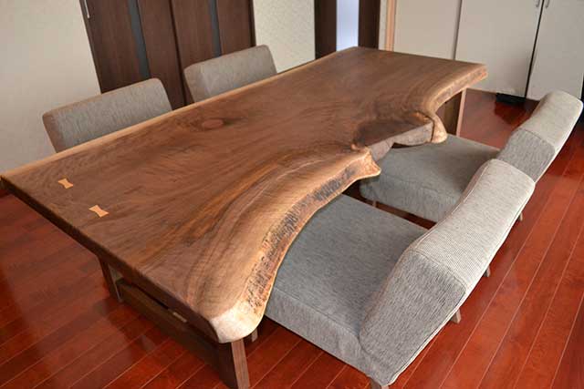 ウォールナット 一枚板のダイニングテーブル