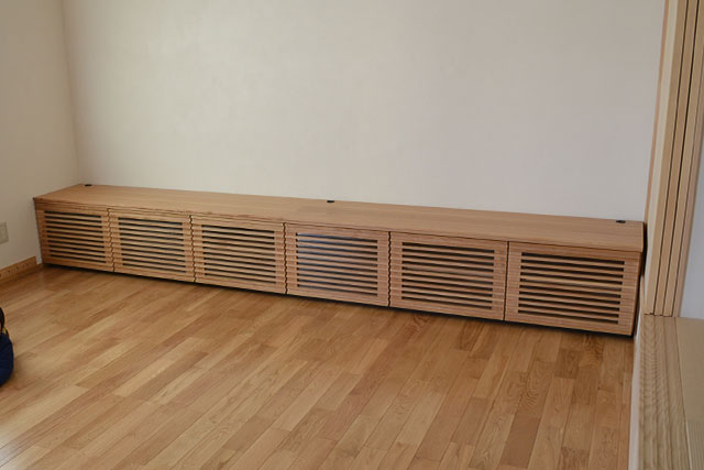 ���i�q�̃e���r�{�[�h